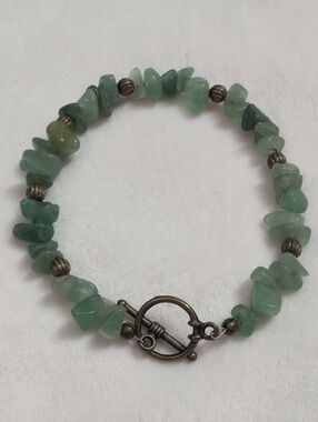 Source Unknown Green Chip Bead Bracelet with Toggle Clasp